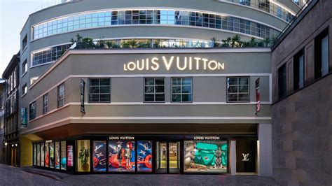 louis vuitton event montenapoleone|louis vuitton hotel milano.